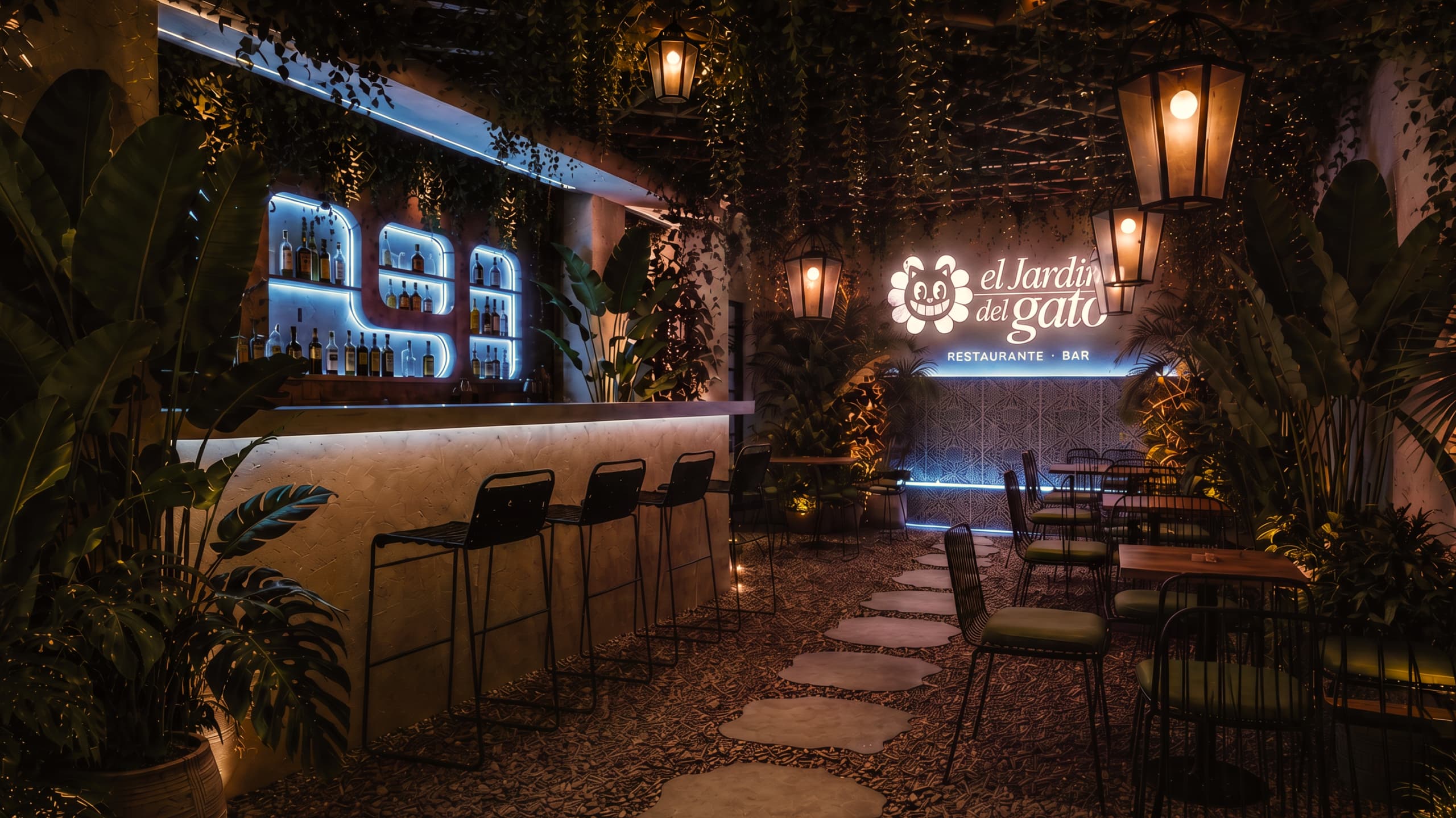 El patio de El Jardín del Gato de noche: barra de piedra con estantes de neón azul, plantas colgantes, faroles y el letrero luminoso al fondo