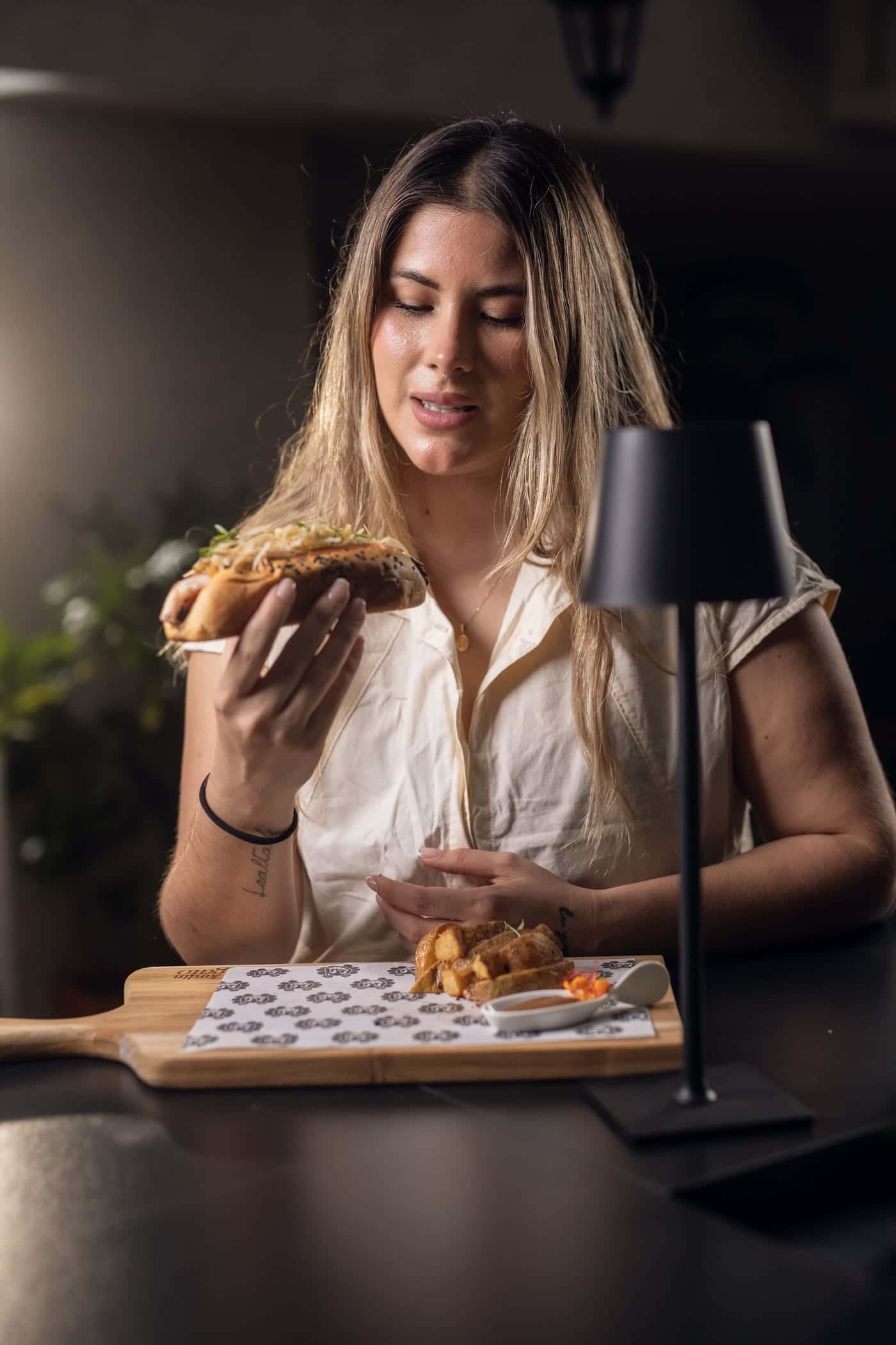A guest holds the Pulpo Roll del Caribe at her table